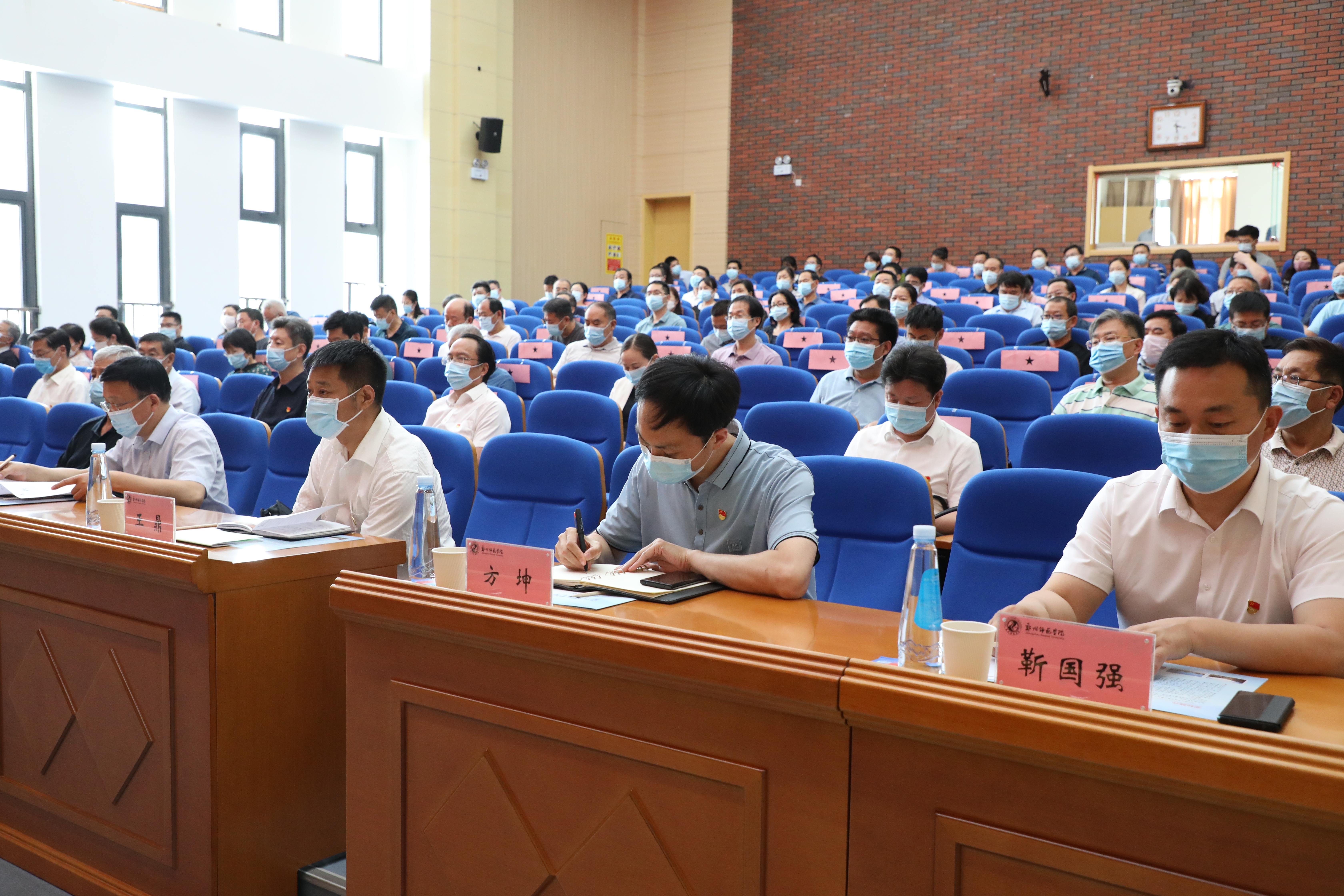 5.省委第八巡视组有关成员,学校党委班子成员出席会议.JPG 5.省委第八巡视组有关成员,学校党委班子成员出席会议.JPG