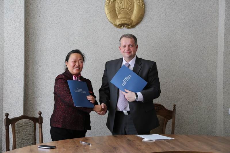 于向英书记与白俄罗斯国立文化艺术大学校长邦德利先生签订了两校合作办学的补充协议