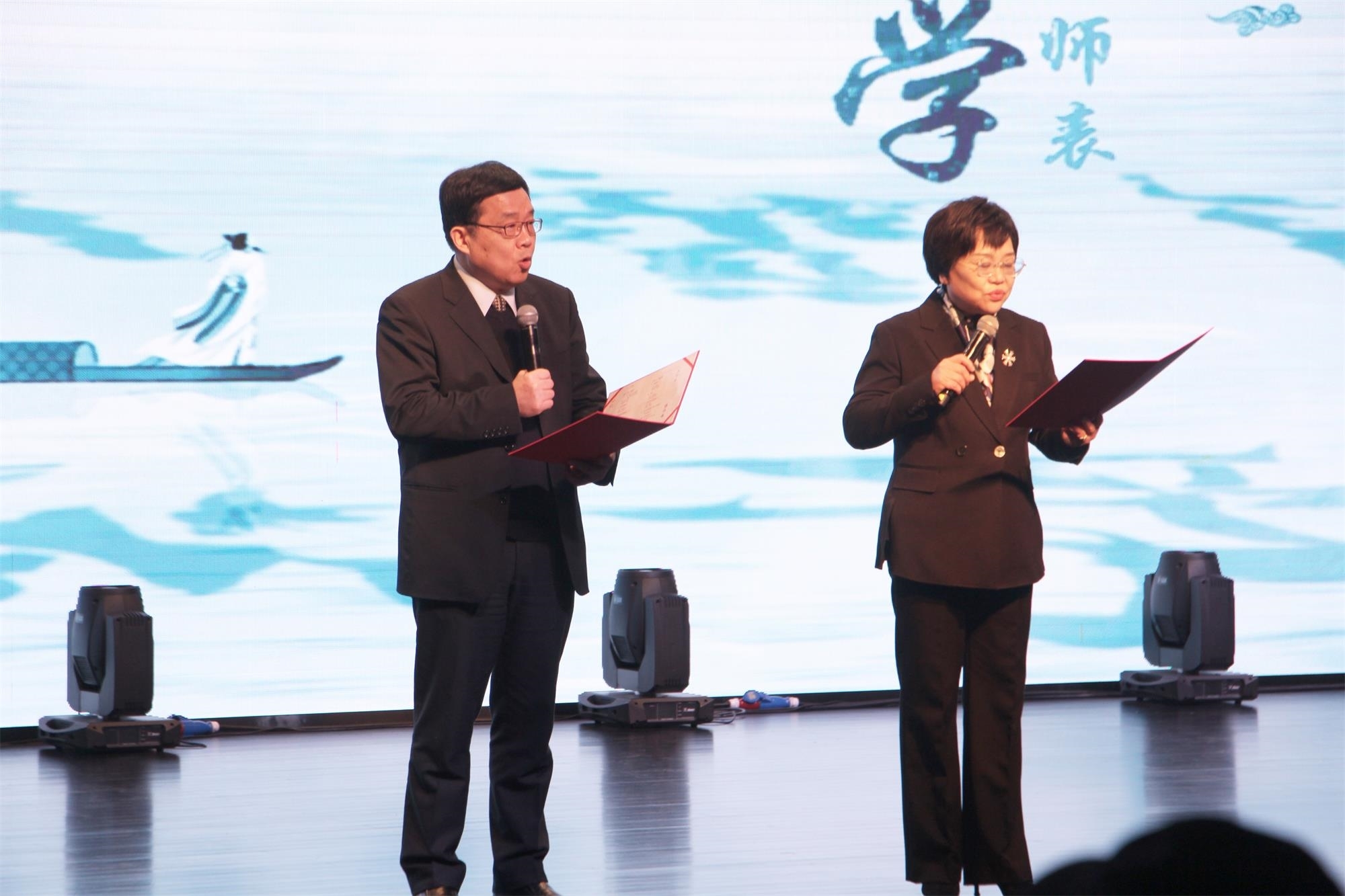 2.党委书记刘国际、校长张铟领读传世名篇《岳阳楼记》.JPG 2.党委书记刘国际、校长张铟领读传世名篇《岳阳楼记》.JPG