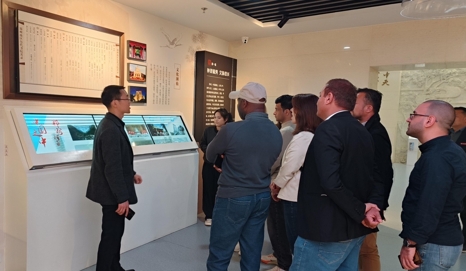 参观校史馆.jpg 参观校史馆.jpg