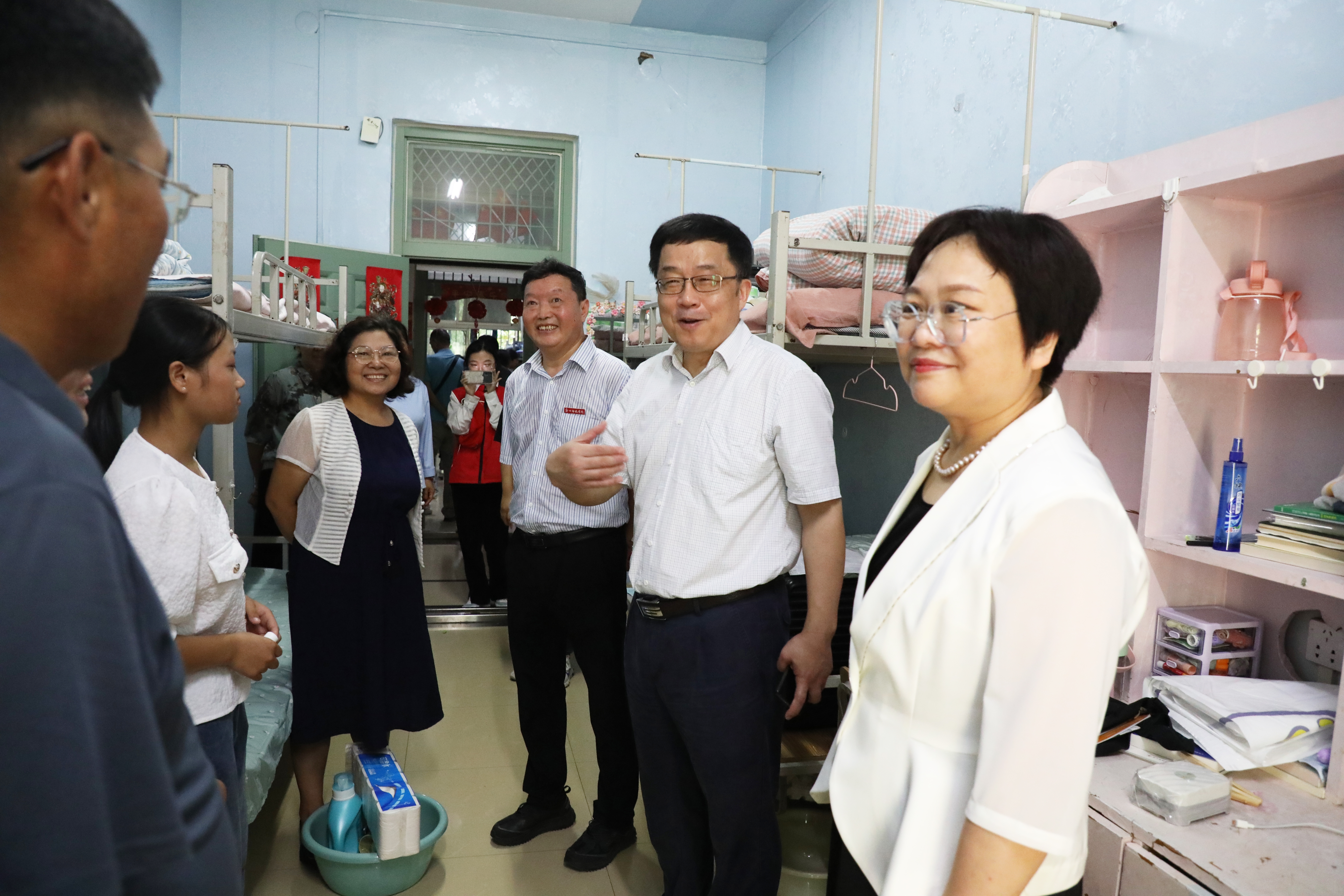 走访学生宿舍.JPG 走访学生宿舍.JPG