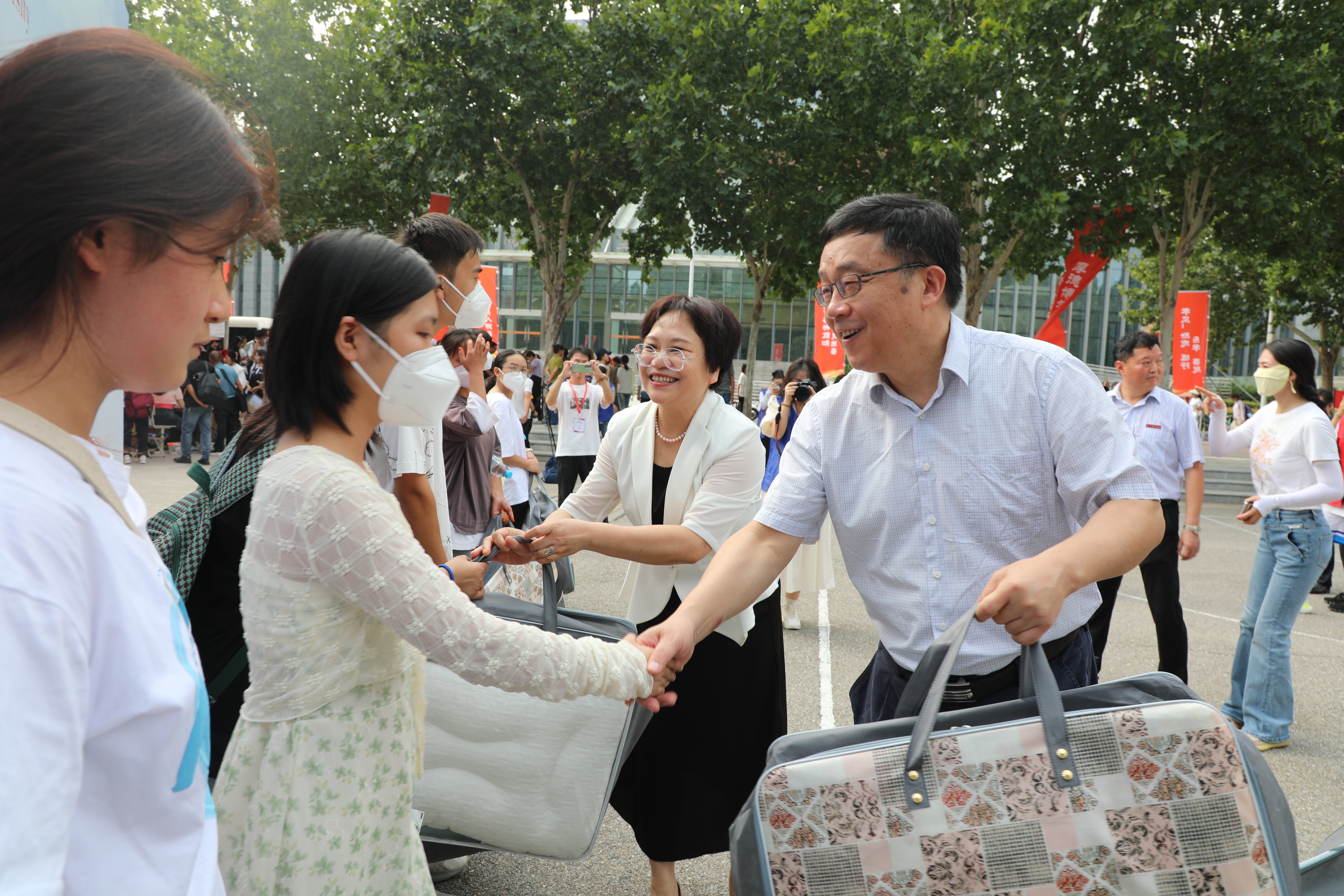 为部分家庭经济贫困学生发放 “爱心礼包”等生活物品.JPG 为部分家庭经济贫困学生发放 “爱心礼包”等生活物品.JPG