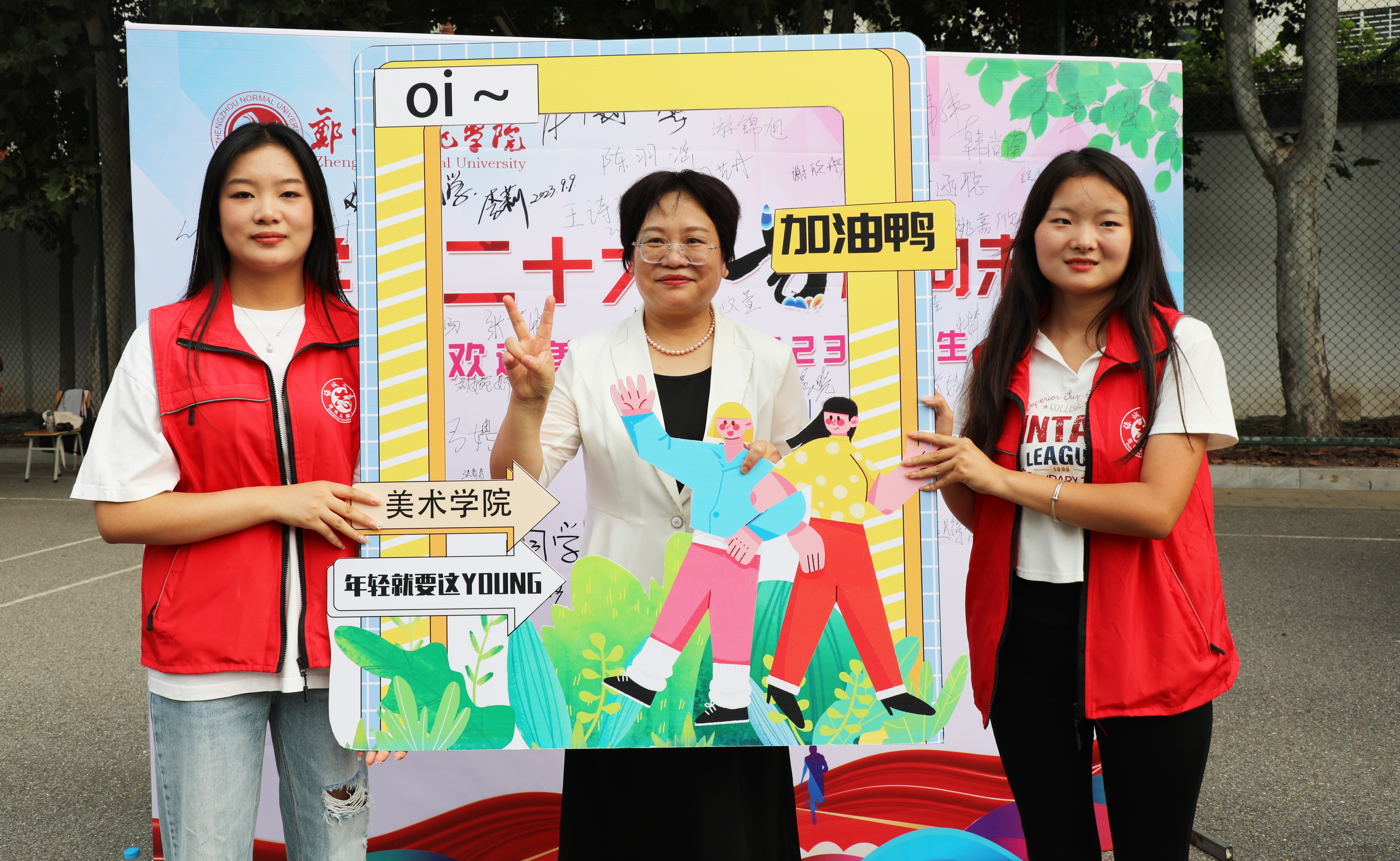 校长张铟与志愿者合影.JPG 校长张铟与志愿者合影.JPG