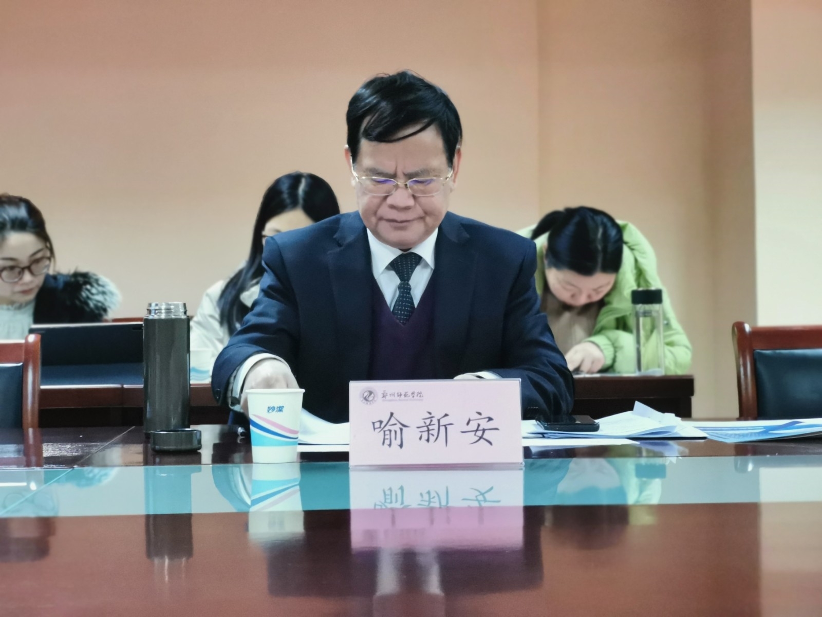 3国家中心城市研究院院长喻新安主持开幕式.jpg 3国家中心城市研究院院长喻新安主持开幕式.jpg