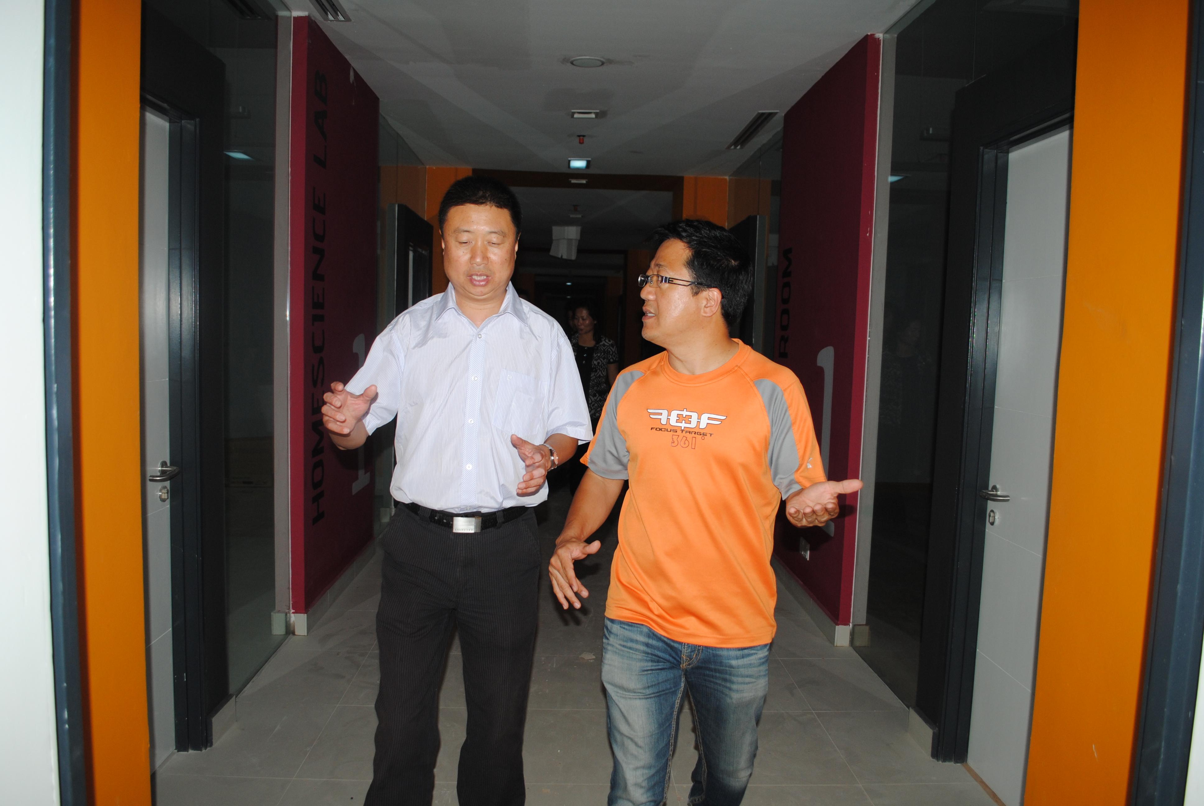 马来西亚拿督、UCSI大学董事会主席黄传发陪同副校长孔青一行考察国际学院