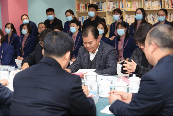 7郑州师范学院初等教育学院院长侯宏业做汇报.png 7郑州师范学院初等教育学院院长侯宏业做汇报.png