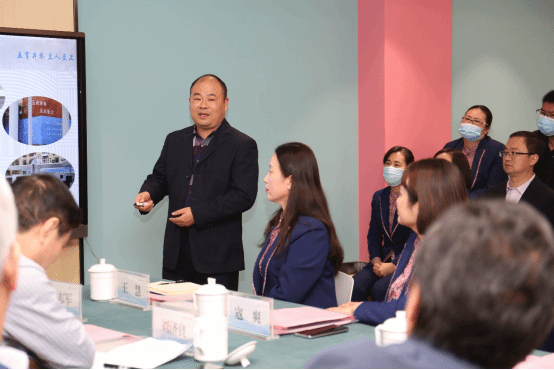 8郑州师范学院初等教育学院教师潘立军做汇报.png 8郑州师范学院初等教育学院教师潘立军做汇报.png