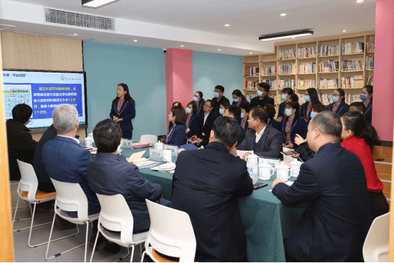 6郑州师范学院附属小学党总支副书记、副校长王慧做汇报.png 6郑州师范学院附属小学党总支副书记、副校长王慧做汇报.png