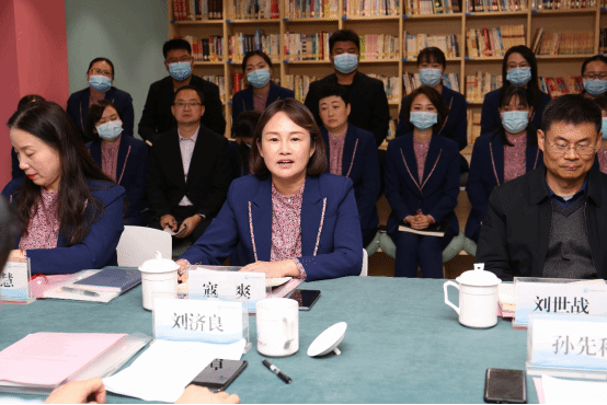 5郑州师范学院附属小学党总支书记、校长寇爽主持汇报会.png 5郑州师范学院附属小学党总支书记、校长寇爽主持汇报会.png