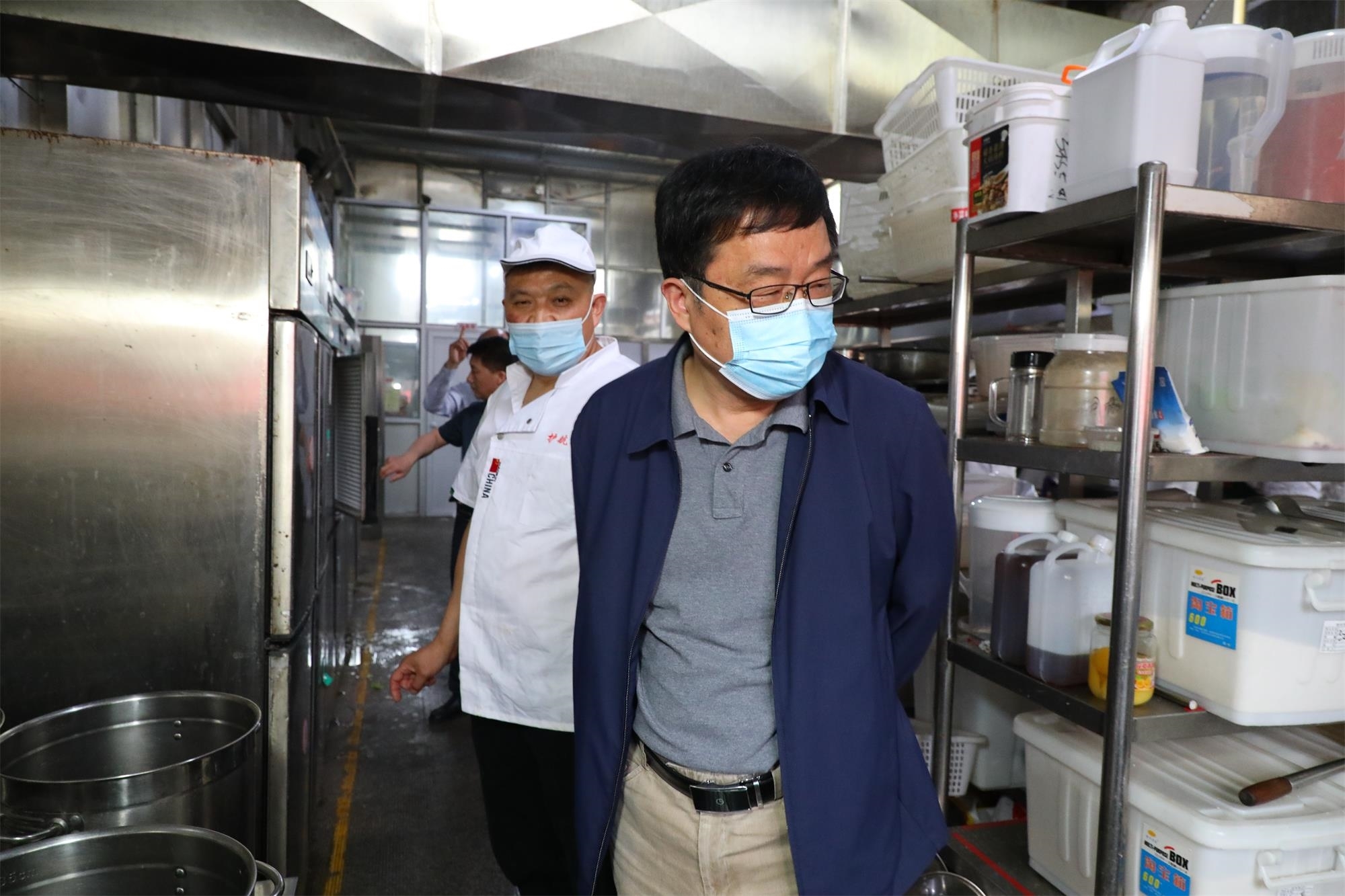 2.察看备餐间卫生.JPG 2.察看备餐间卫生.JPG