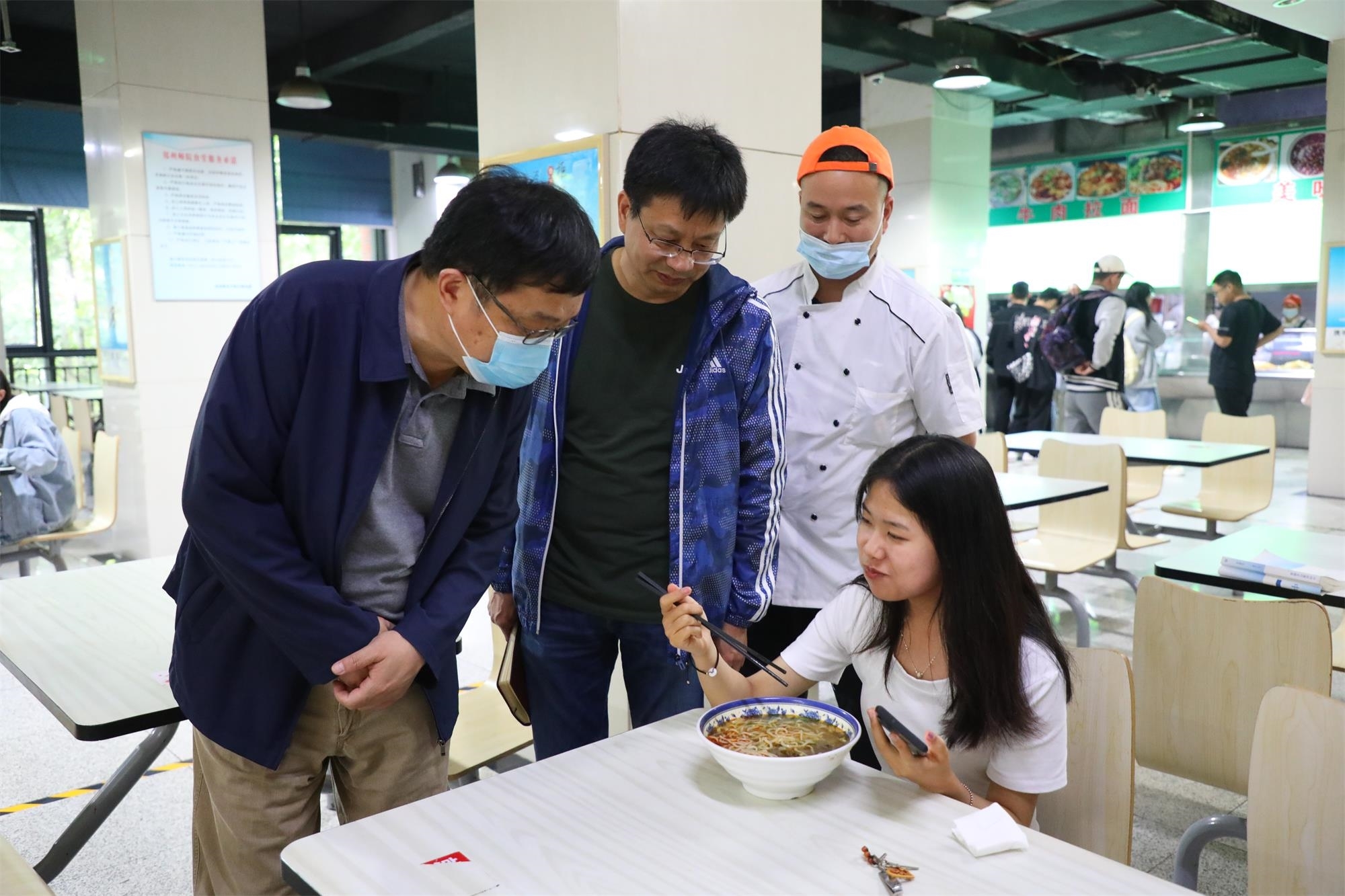 5.与正在就餐的学生交流.JPG 5.与正在就餐的学生交流.JPG