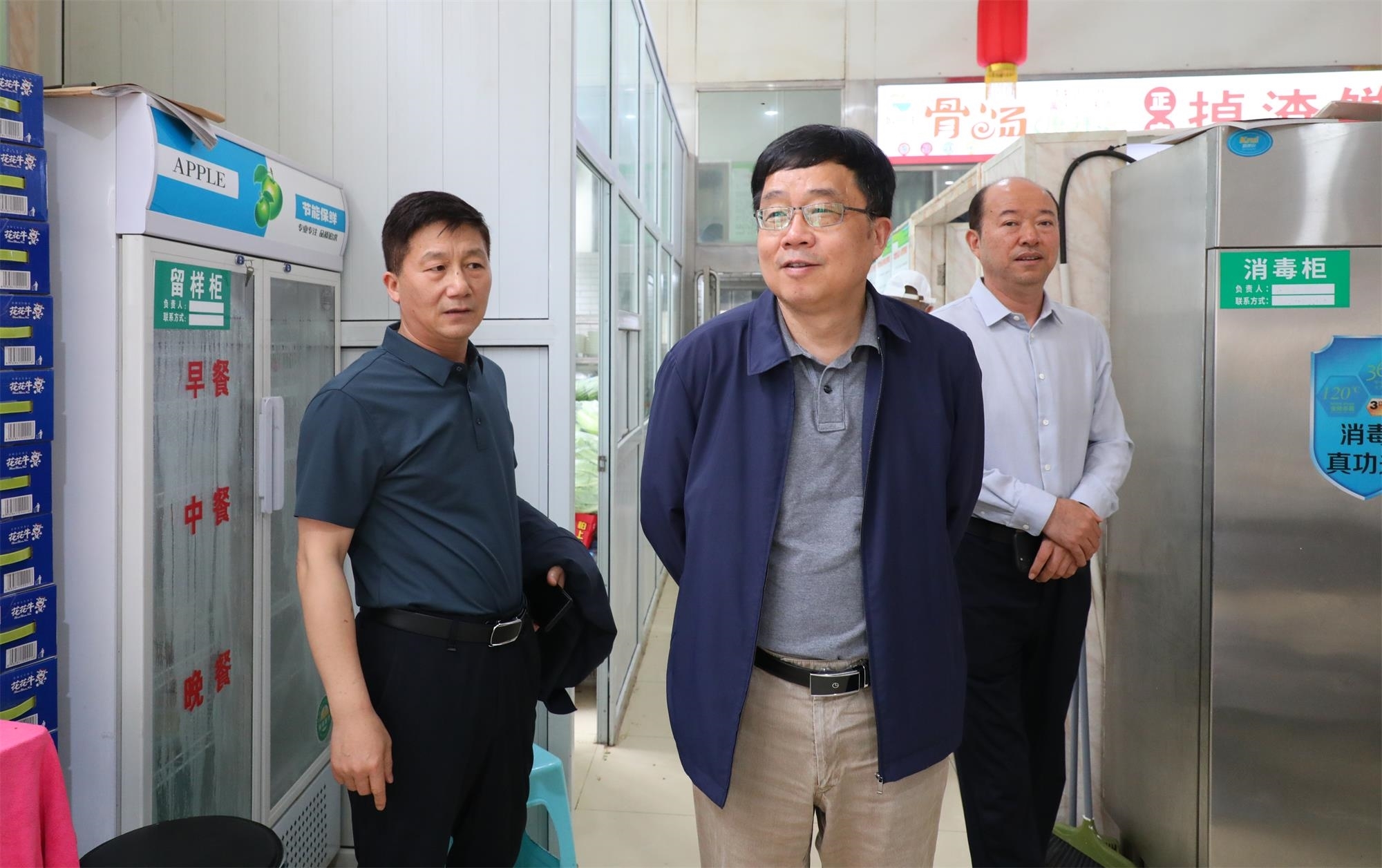 3.察看食品留样情况和餐具消毒情况.JPG 3.察看食品留样情况和餐具消毒情况.JPG