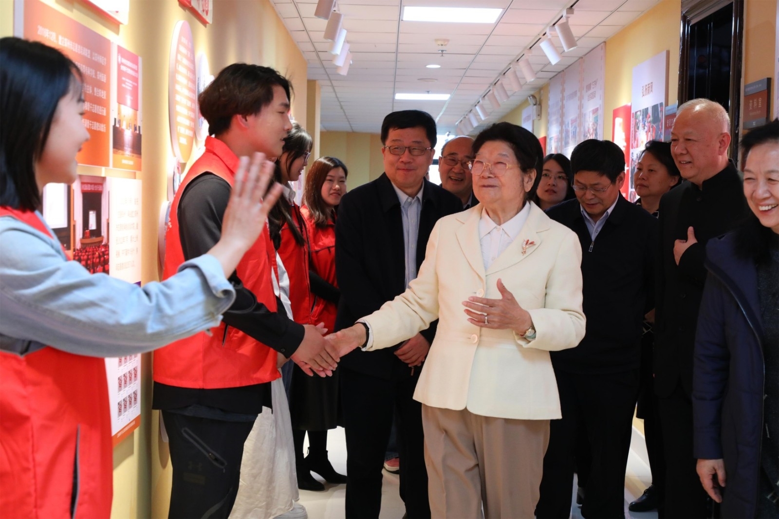 4.在中国志愿服务研究中心河南(郑州)分中心与青年志愿者亲切握手交谈.JPG 4.在中国志愿服务研究中心河南(郑州)分中心与青年志愿者亲切握手交谈.JPG