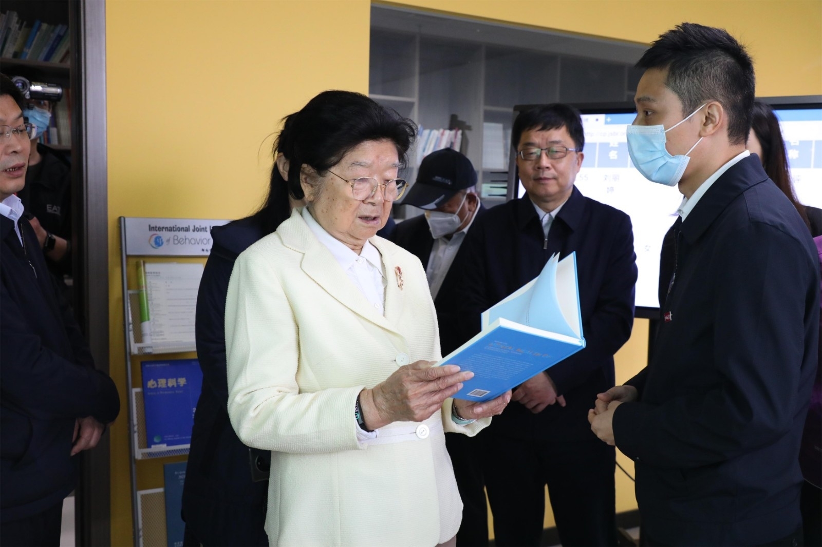 3.听取郑州师范学院心理学国际联合实验室平台的建设情况的汇报.JPG 3.听取郑州师范学院心理学国际联合实验室平台的建设情况的汇报.JPG