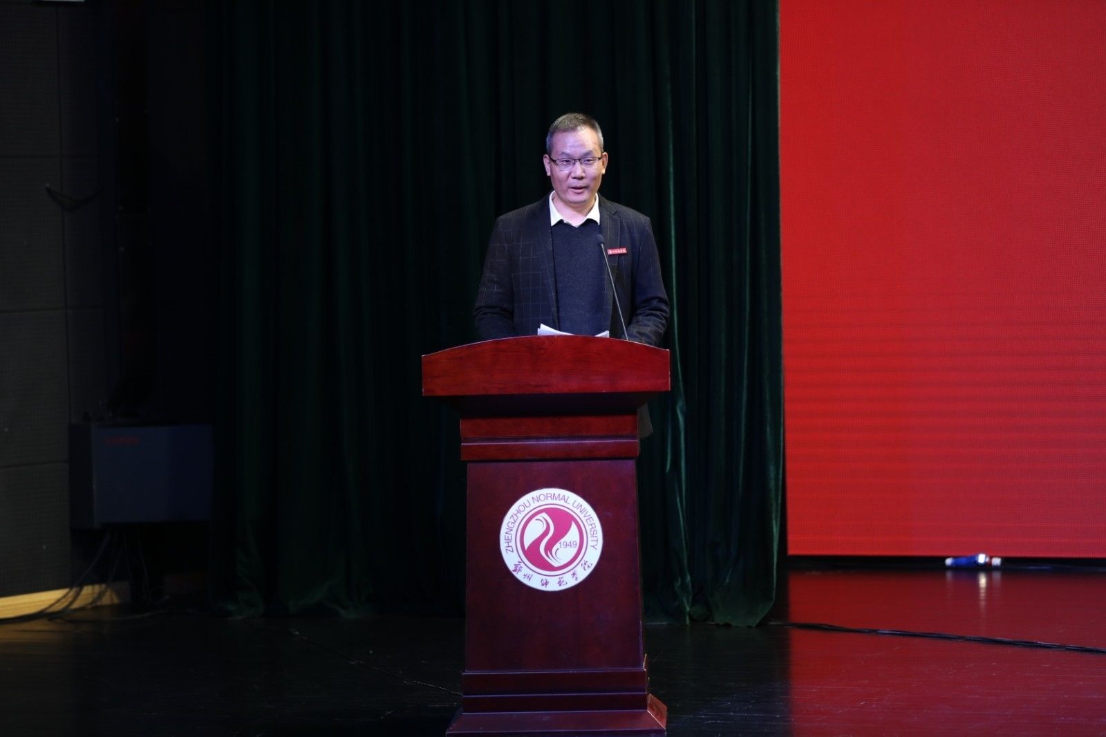 7.文学院教师王魁星做典型发言.JPG 7.文学院教师王魁星做典型发言.JPG