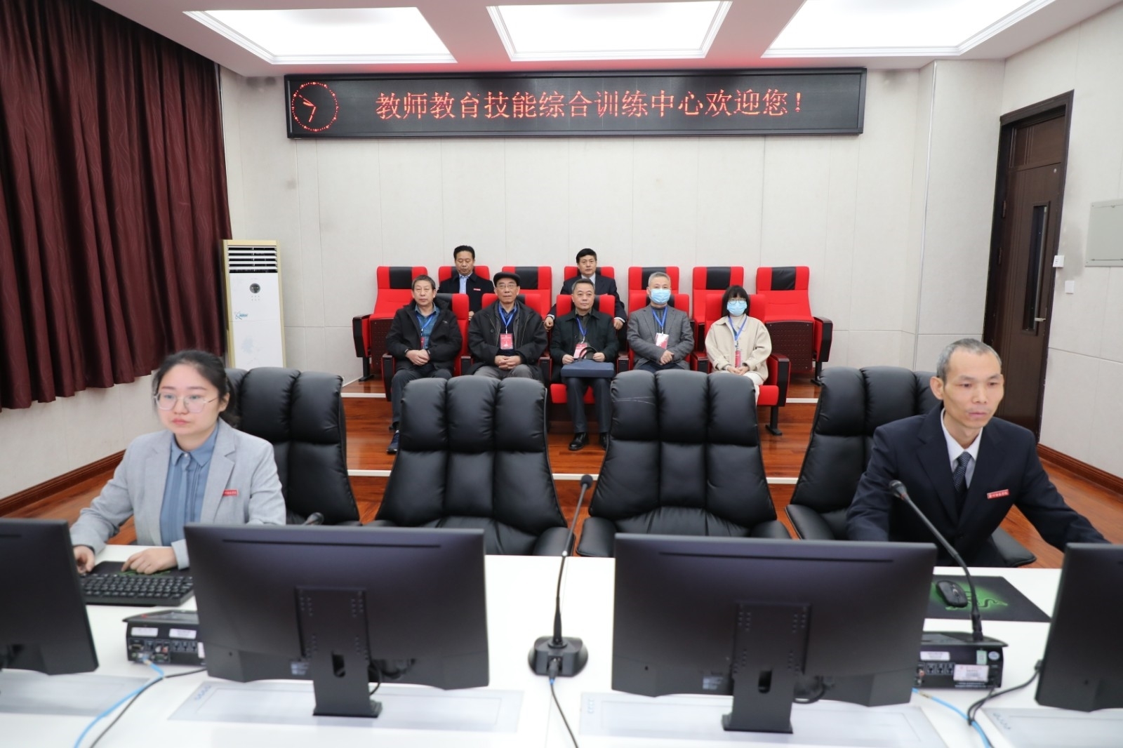 4专家组实地调研我校教师教育技能综合训练中心.jpg 4专家组实地调研我校教师教育技能综合训练中心.jpg