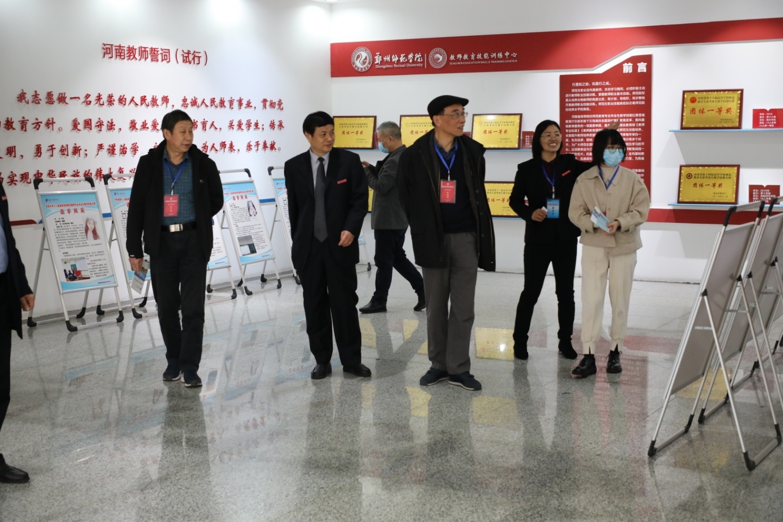 5专家组实地调研我校教师教育技能综合训练中心.jpg 5专家组实地调研我校教师教育技能综合训练中心.jpg