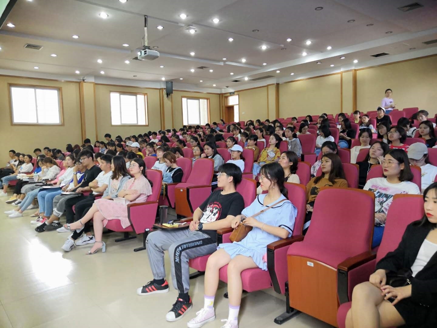 陈玉焕讲座图片3.jpg 陈玉焕讲座图片3.jpg