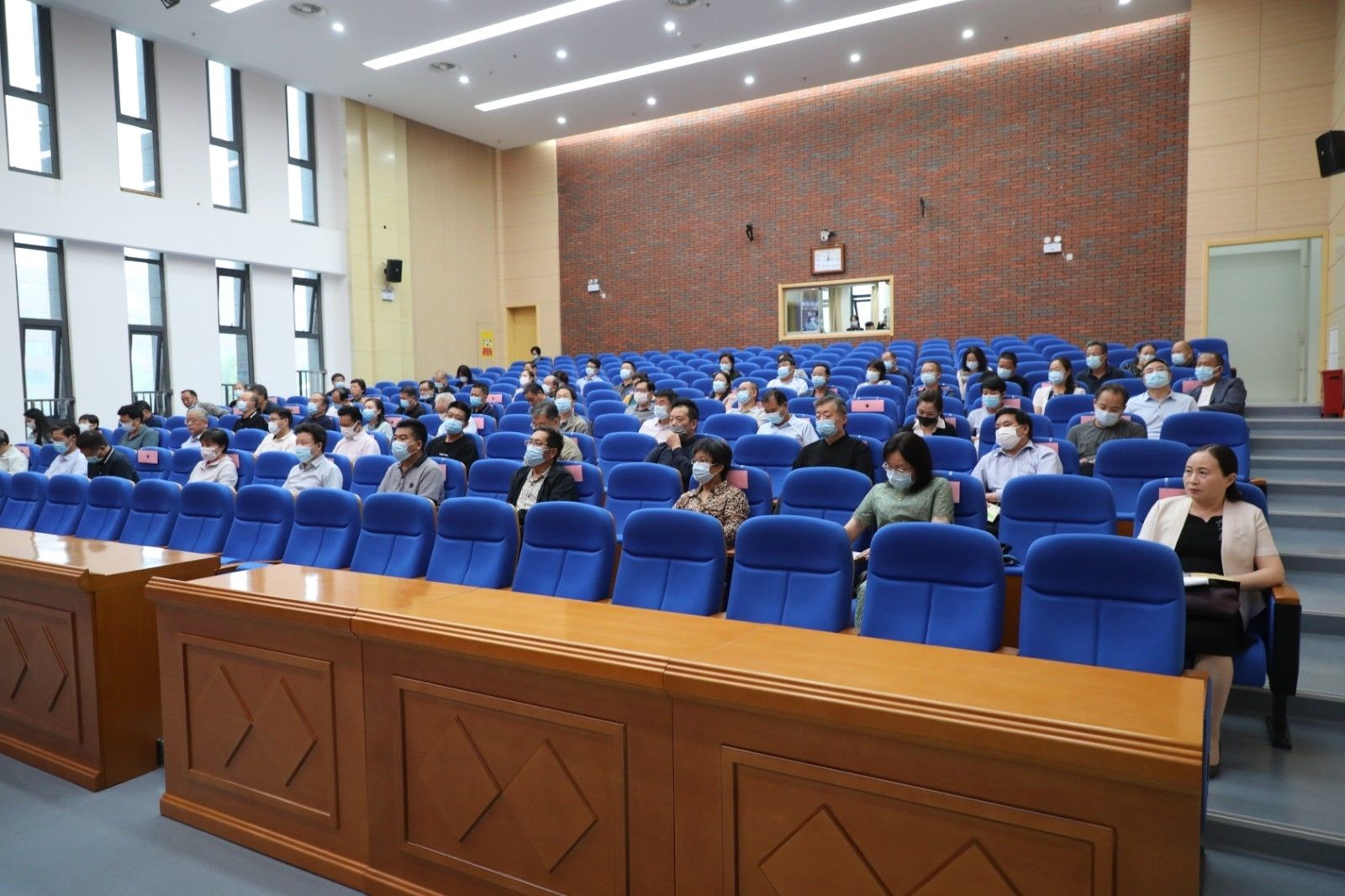 7.全体校领导和全校正处级以上干部参加会议.jpg 7.全体校领导和全校正处级以上干部参加会议.jpg