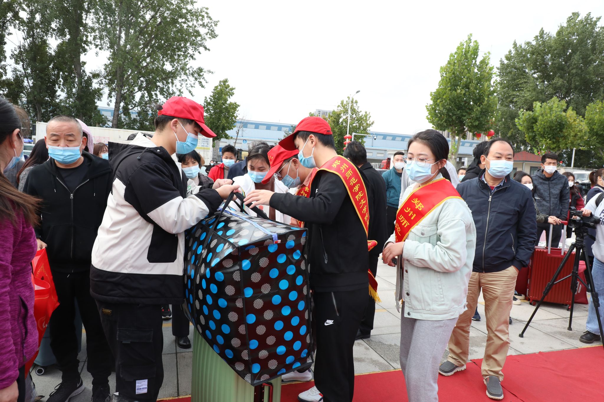 33志愿者为新生搬运行李.JPG 33志愿者为新生搬运行李.JPG