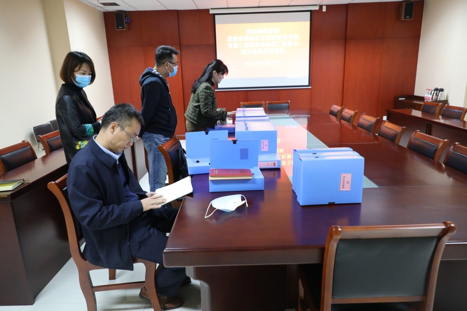 查阅党史学习教育材料.JPG 查阅党史学习教育材料.JPG