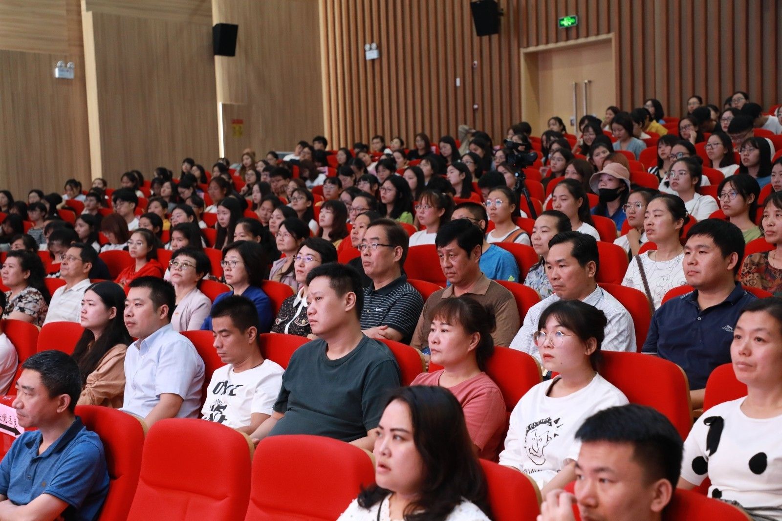 观众.jpg 观众.jpg