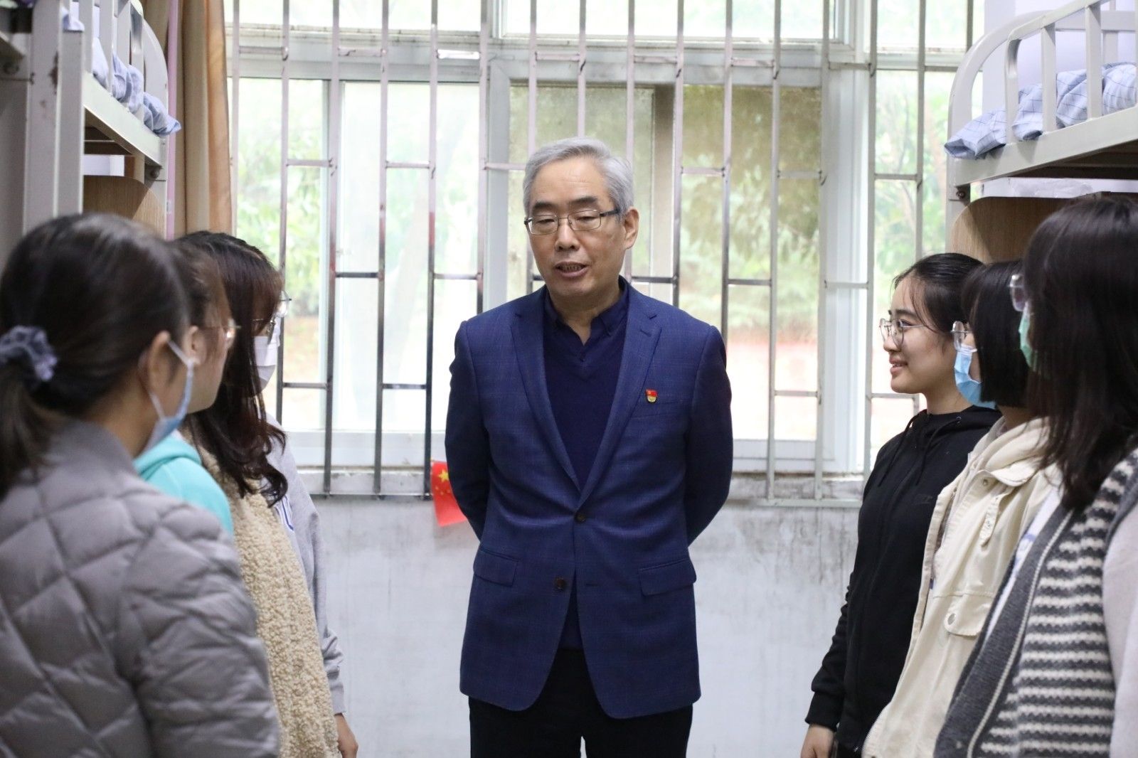 44校长孙先科到宿舍看望新生.JPG 44校长孙先科到宿舍看望新生.JPG