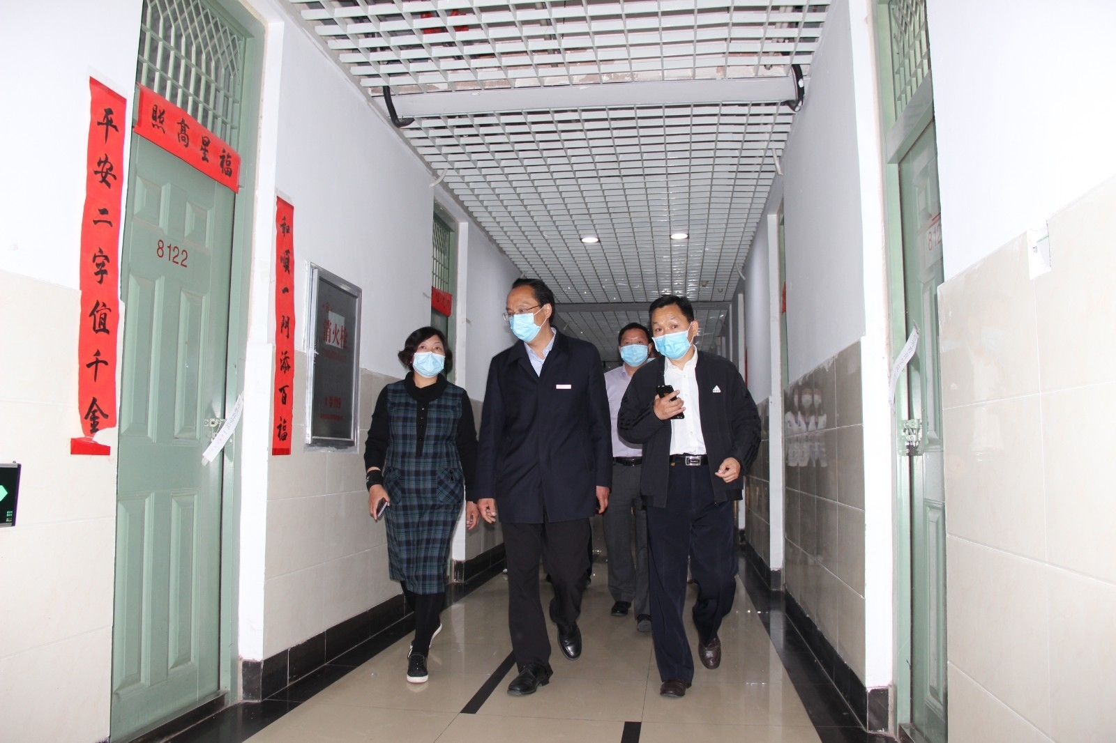 详细查看宿舍内部防控情况.JPG 详细查看宿舍内部防控情况.JPG