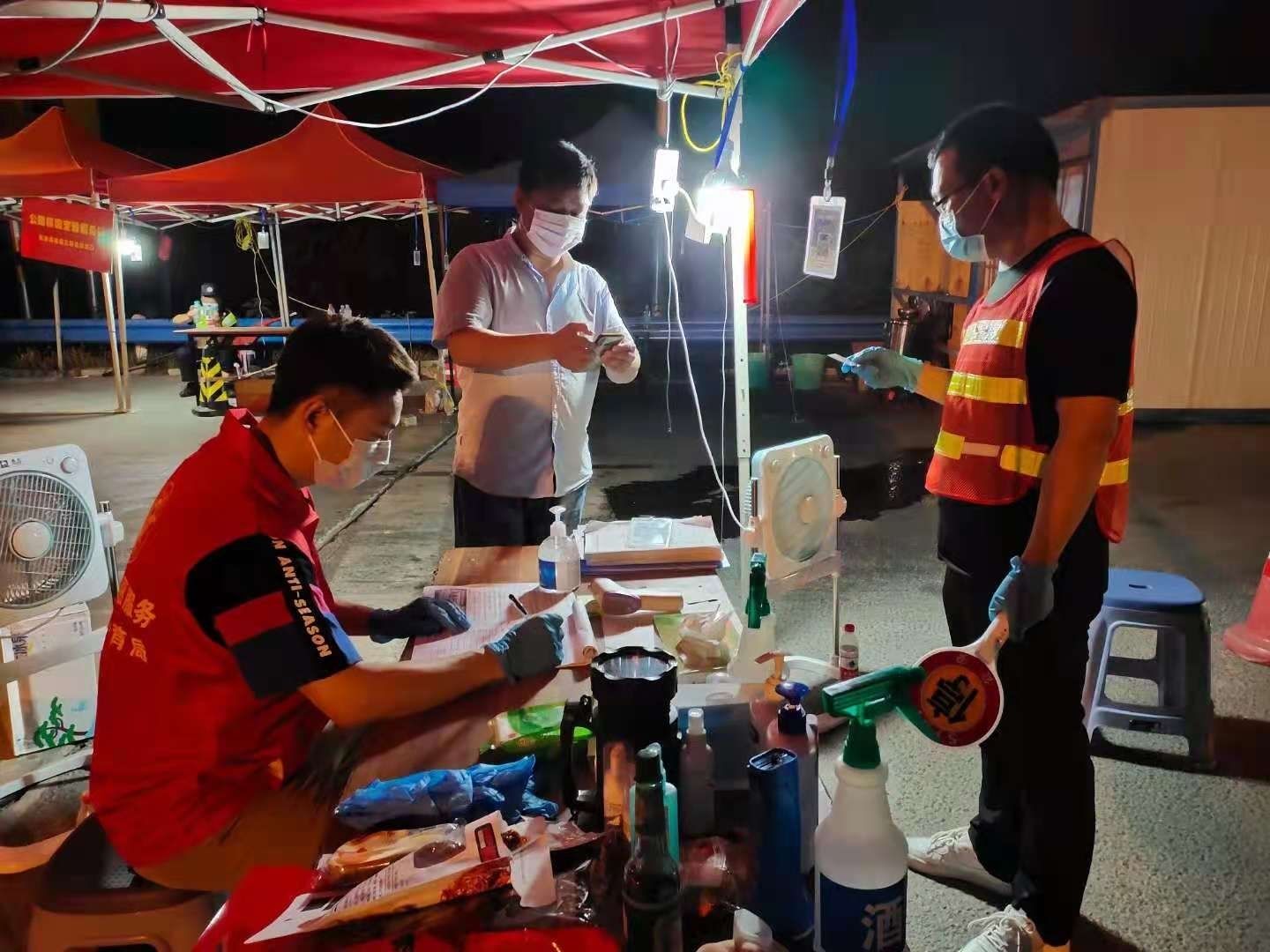 5闫俊亮、吴炜两位老师积极参与绿城使者学雷锋志愿者活动.jpg 5闫俊亮、吴炜两位老师积极参与绿城使者学雷锋志愿者活动.jpg