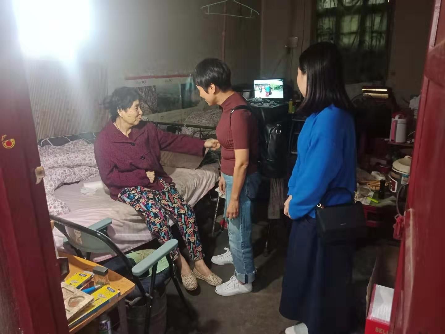 4.下乡慰问老同志.jpg 4.下乡慰问老同志.jpg