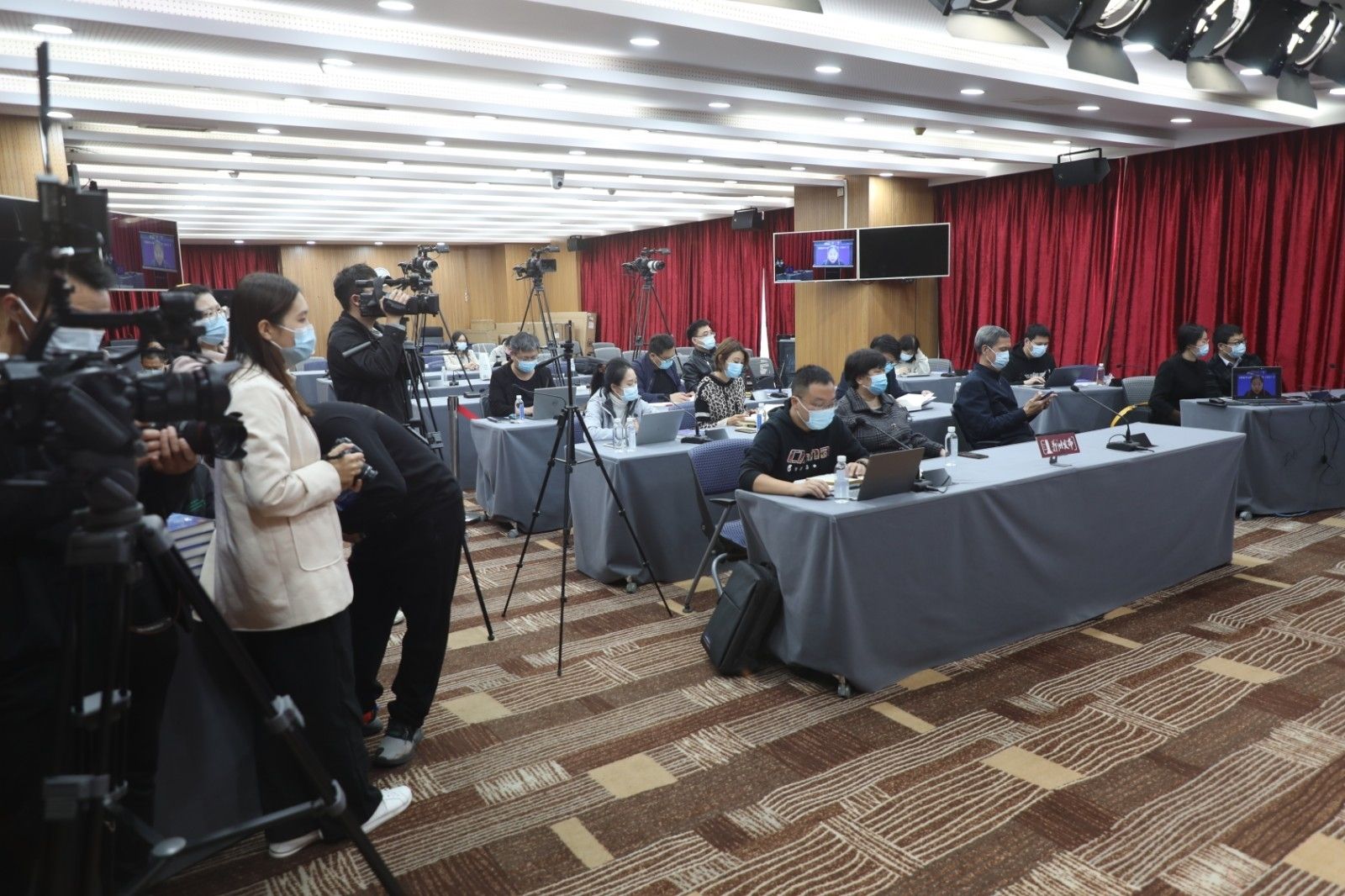 5众多媒体关注蓝皮书发布.JPG 5众多媒体关注蓝皮书发布.JPG