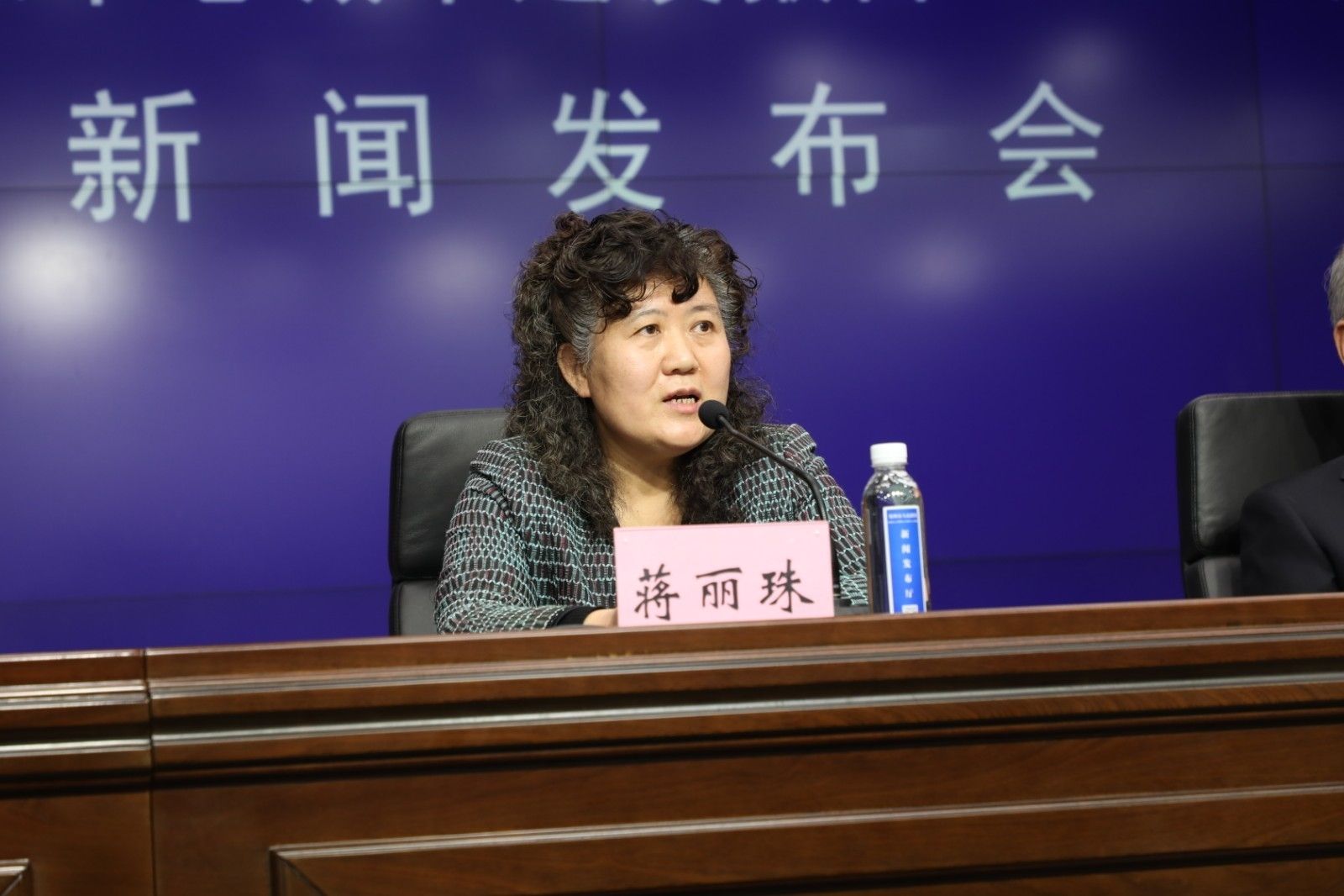 3郑州师范学院副校长、国家中心城市蓝皮书主编蒋丽珠答记者问.JPG 3郑州师范学院副校长、国家中心城市蓝皮书主编蒋丽珠答记者问.JPG